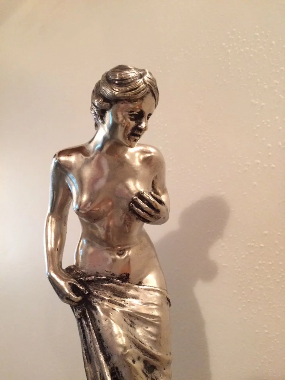 تمثال قديم لشخصية إنسانية معدنية، مع تفاصيل واقعية. بيئة بسيطة.