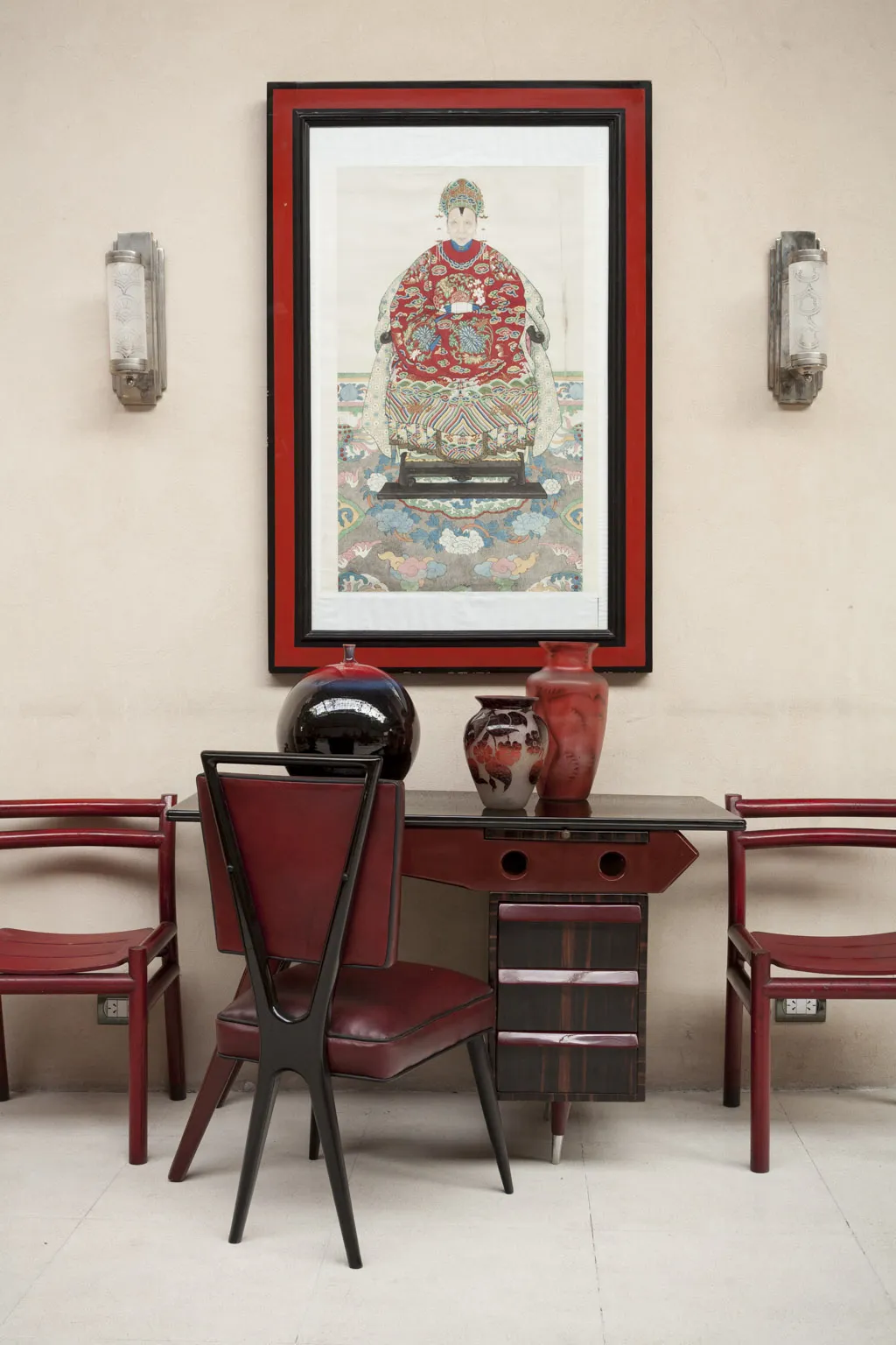 Ceramica antica decorativa in un ambiente moderno, con colori vivaci.