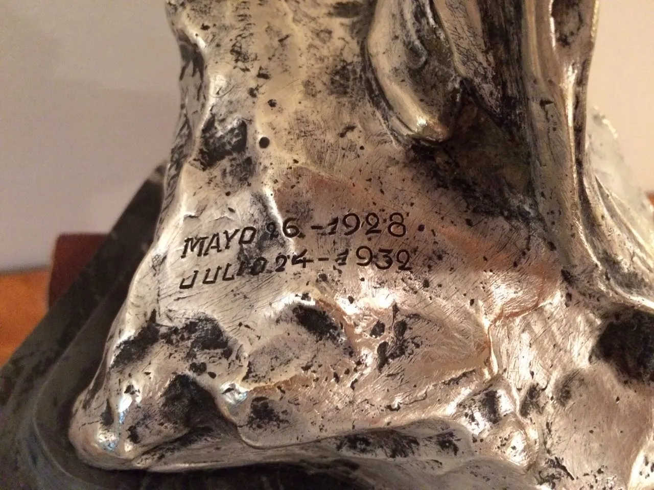 Escultura antigua con detalles únicos y acabados brillantes