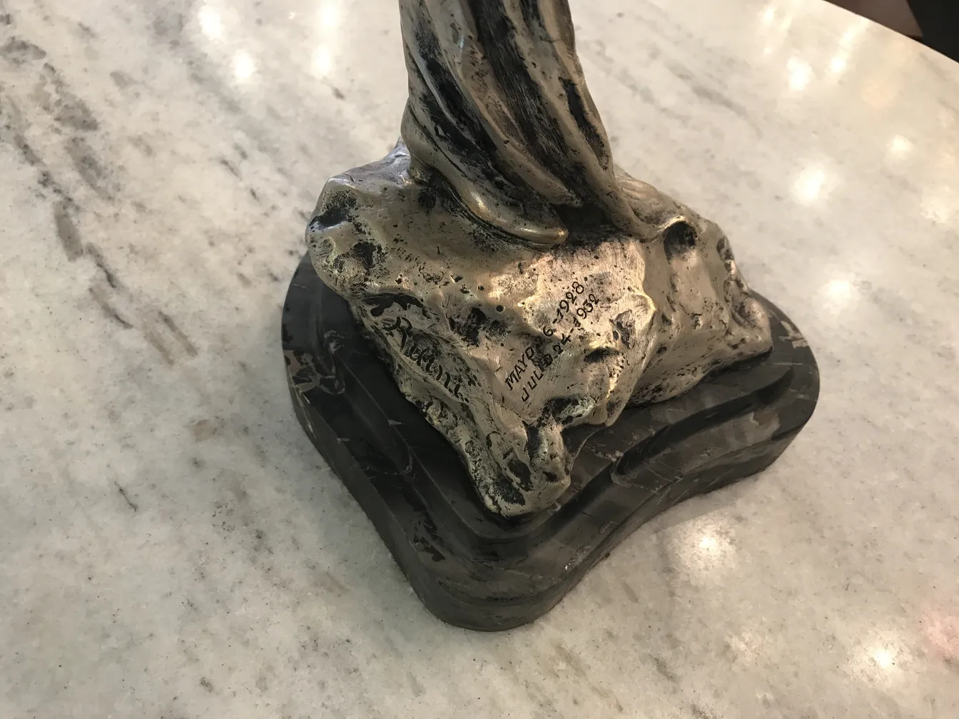 정교한 기반과 섬세한 디테일을 가진 고대 조각품.