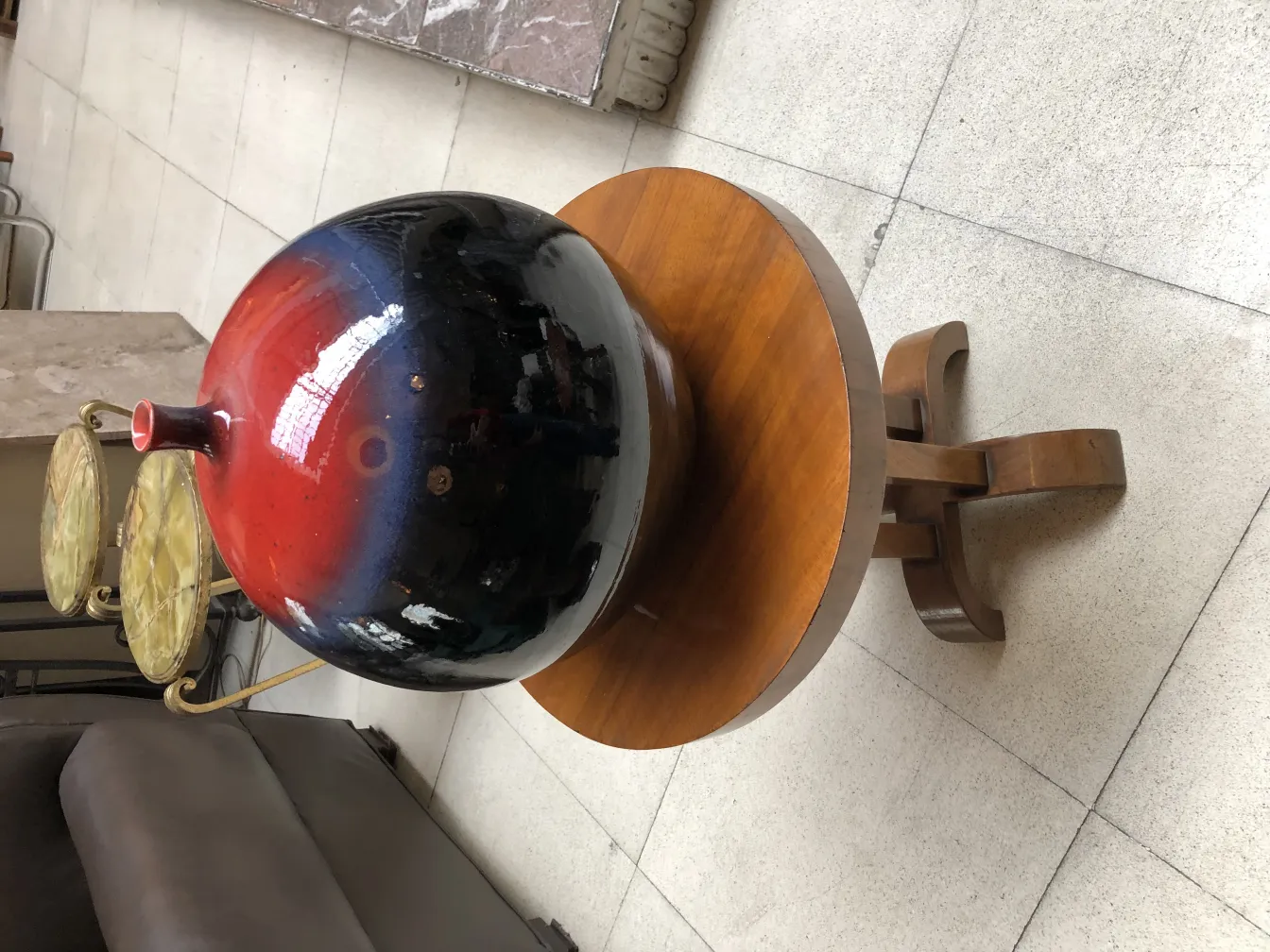 Antigua cerámica de colores en mesa de madera.