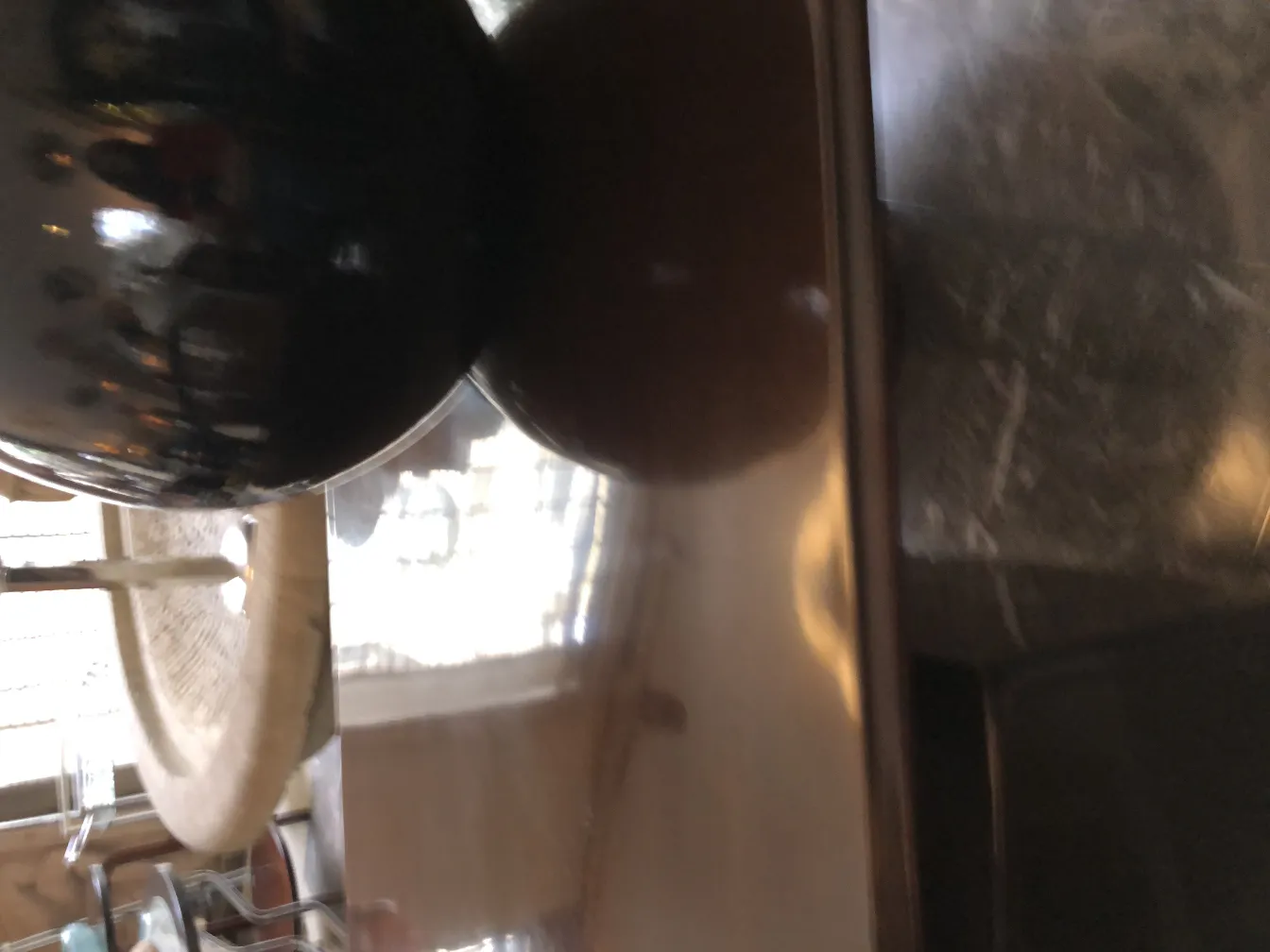 古老的陶瓷制品位于一个温馨的环境中。