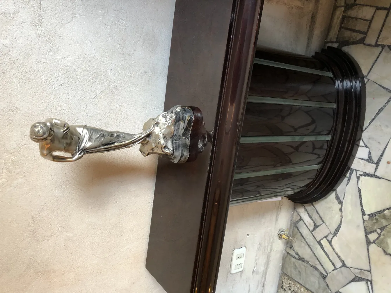 Sculpture de figure antique avec des détails à la base