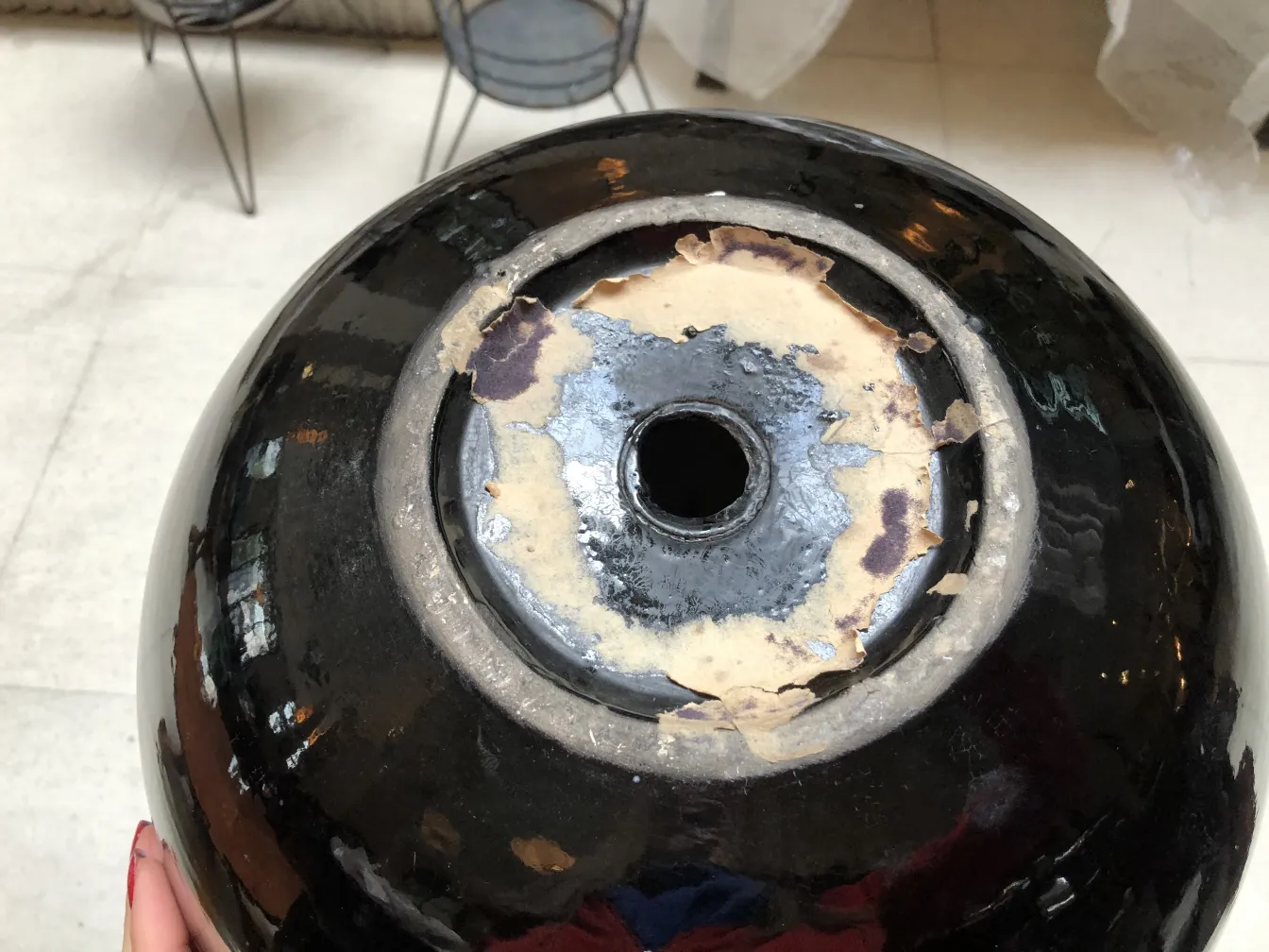 磨耗した細部がある黒光沢のある陶器の上面。