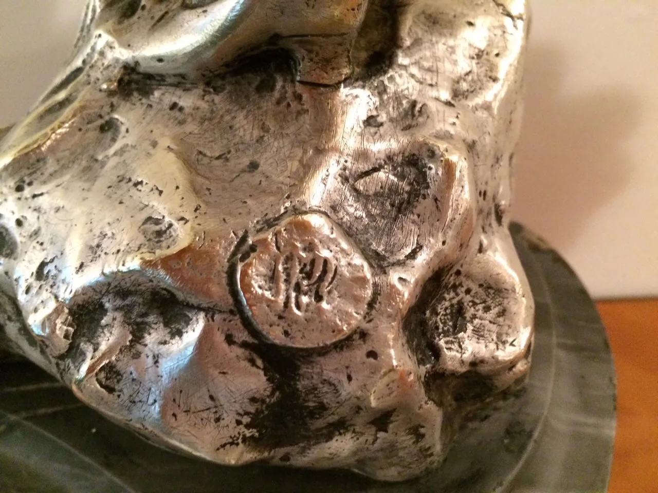 Antiga escultura de metal com detalhes intrincados.