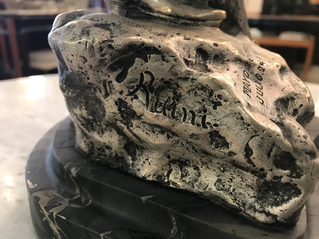 Sculpture antique avec des détails artistiques uniques.