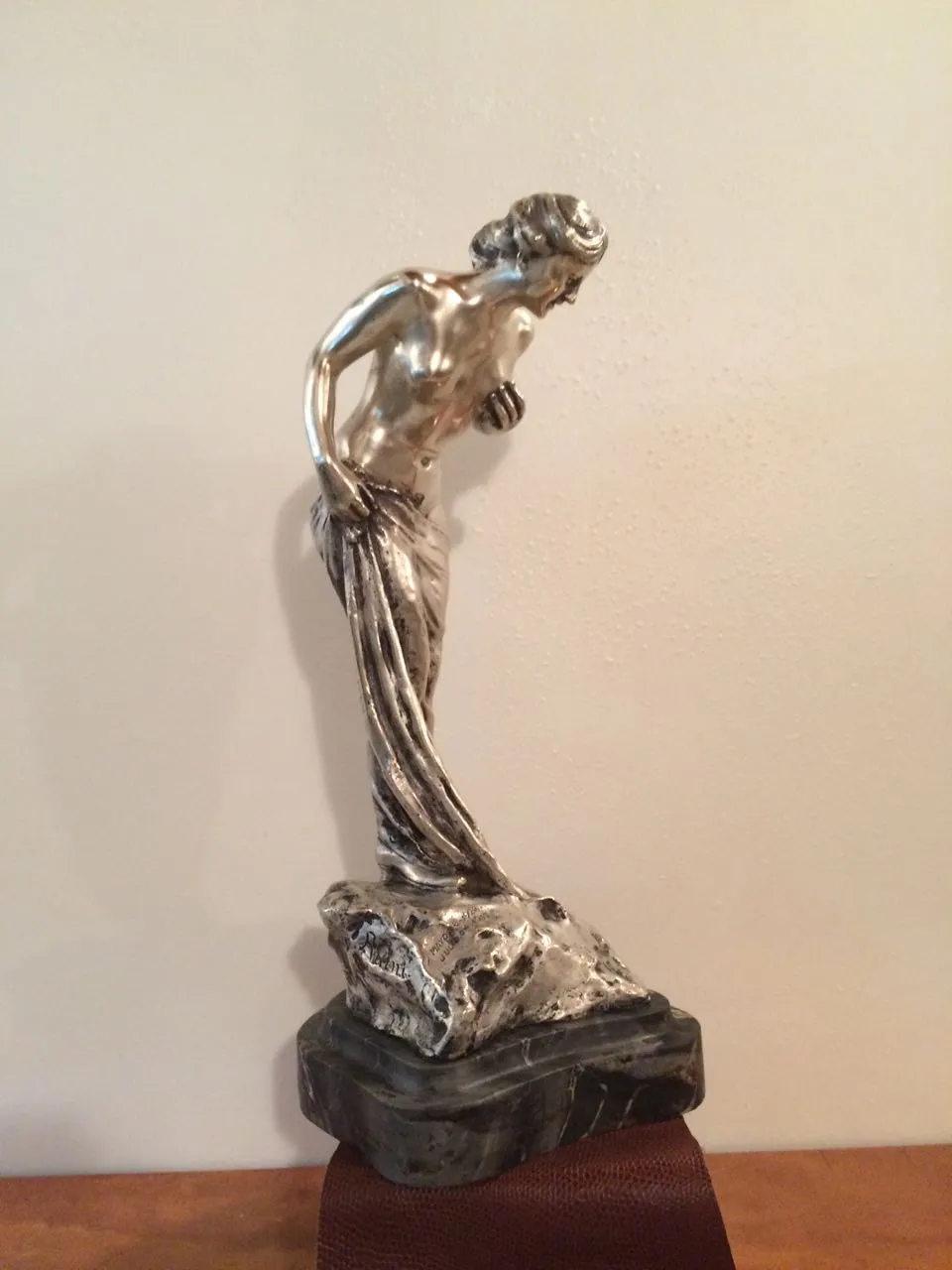 escultura antiga de figura feminina com detalhes finos