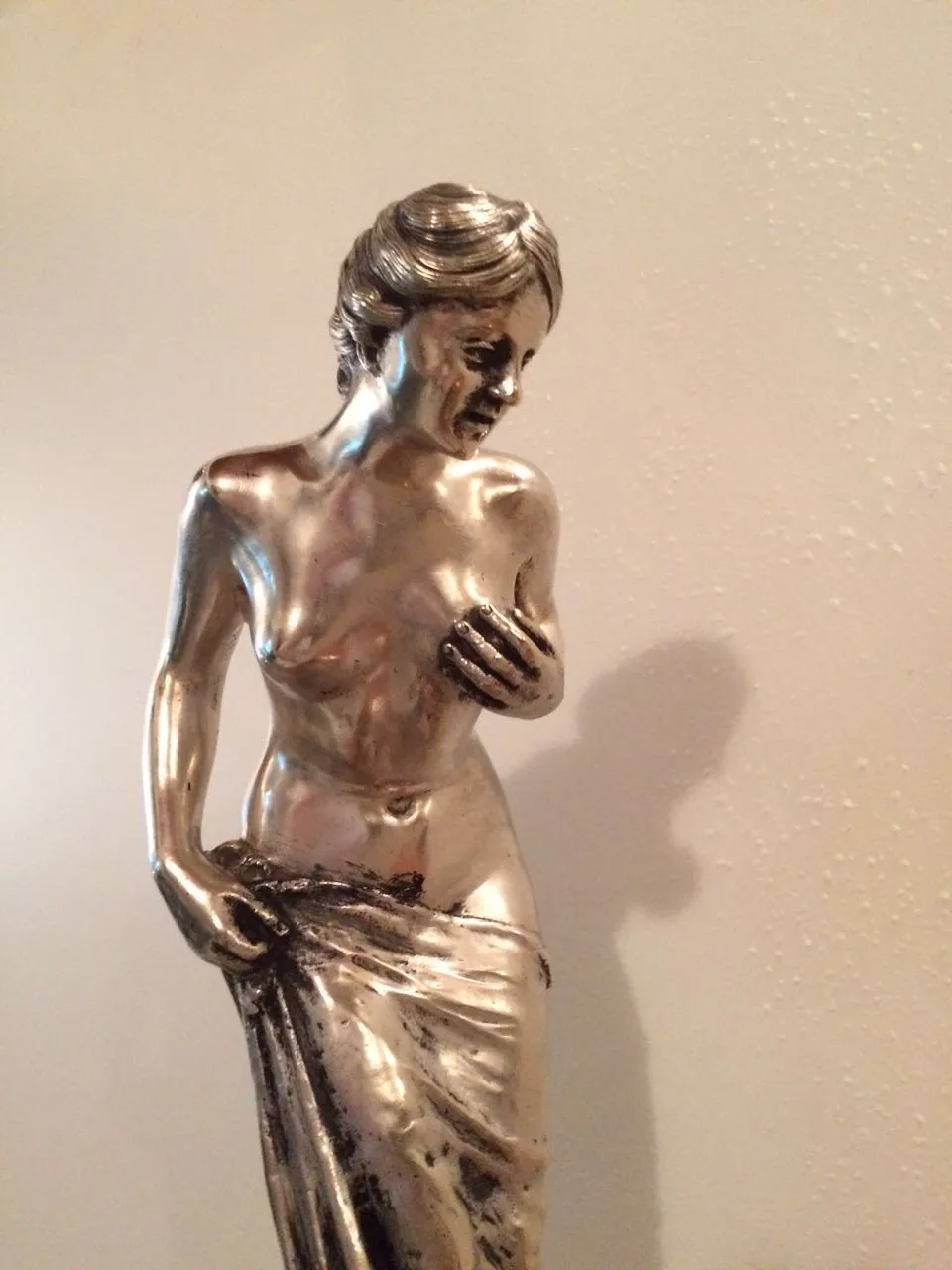 escultura antigua de figura femenina con detalles vívidos