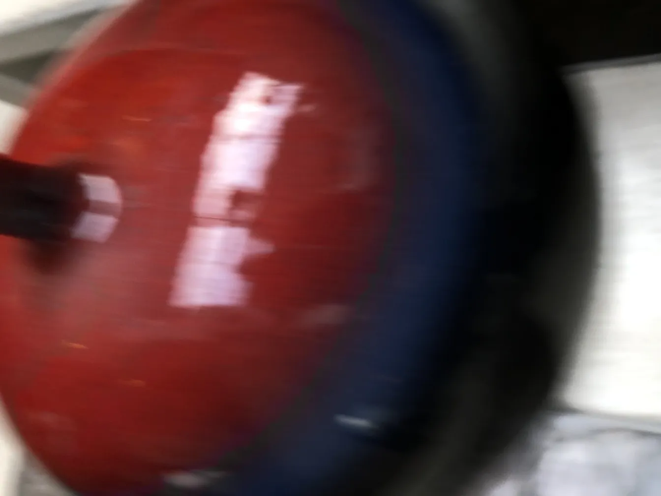 Helle rote Keramik mit klassischen Oberflächen und glatter Textur.