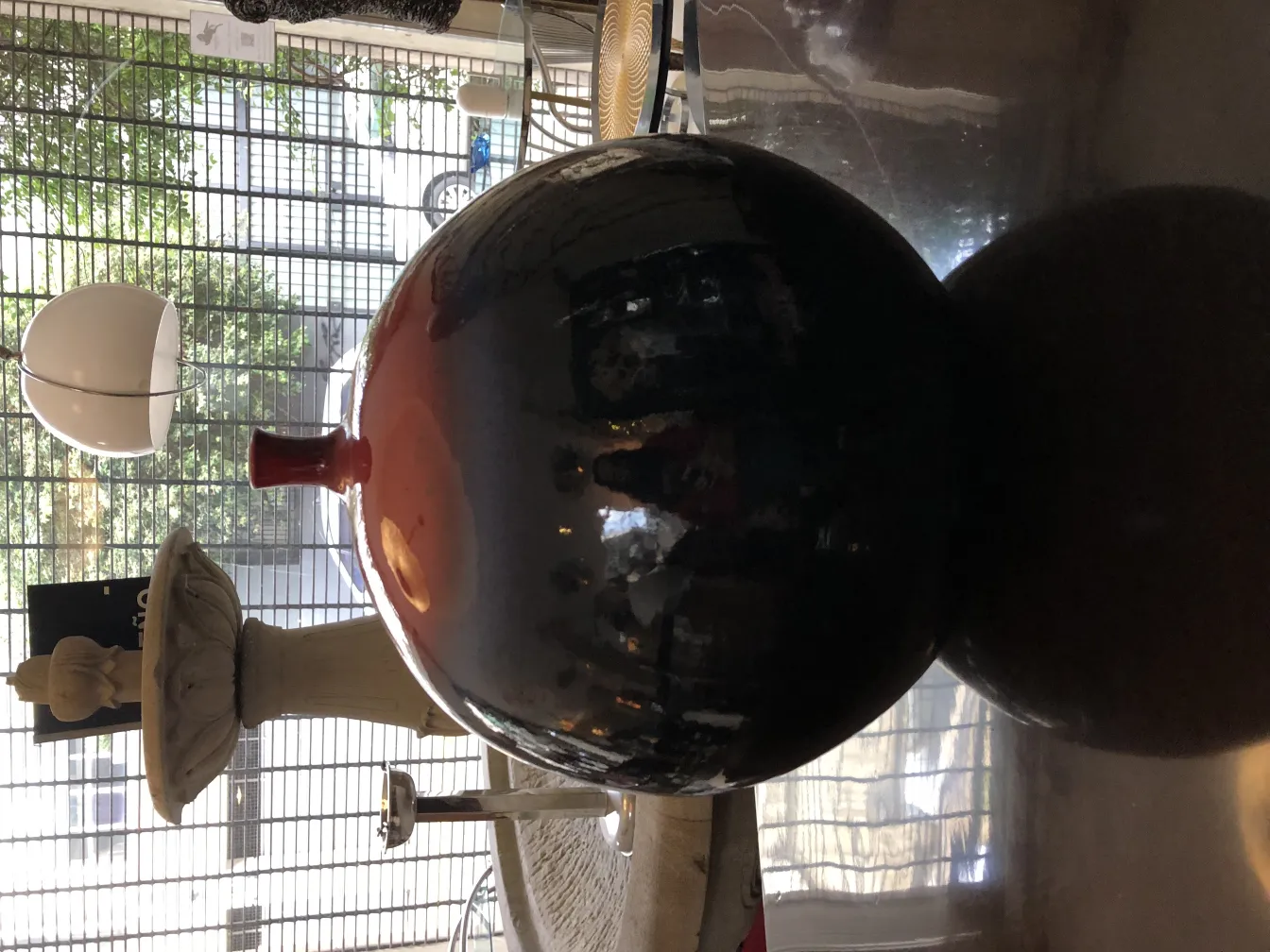 古老的陶瓷球，具有闪亮的表面，置于迷人的环境中