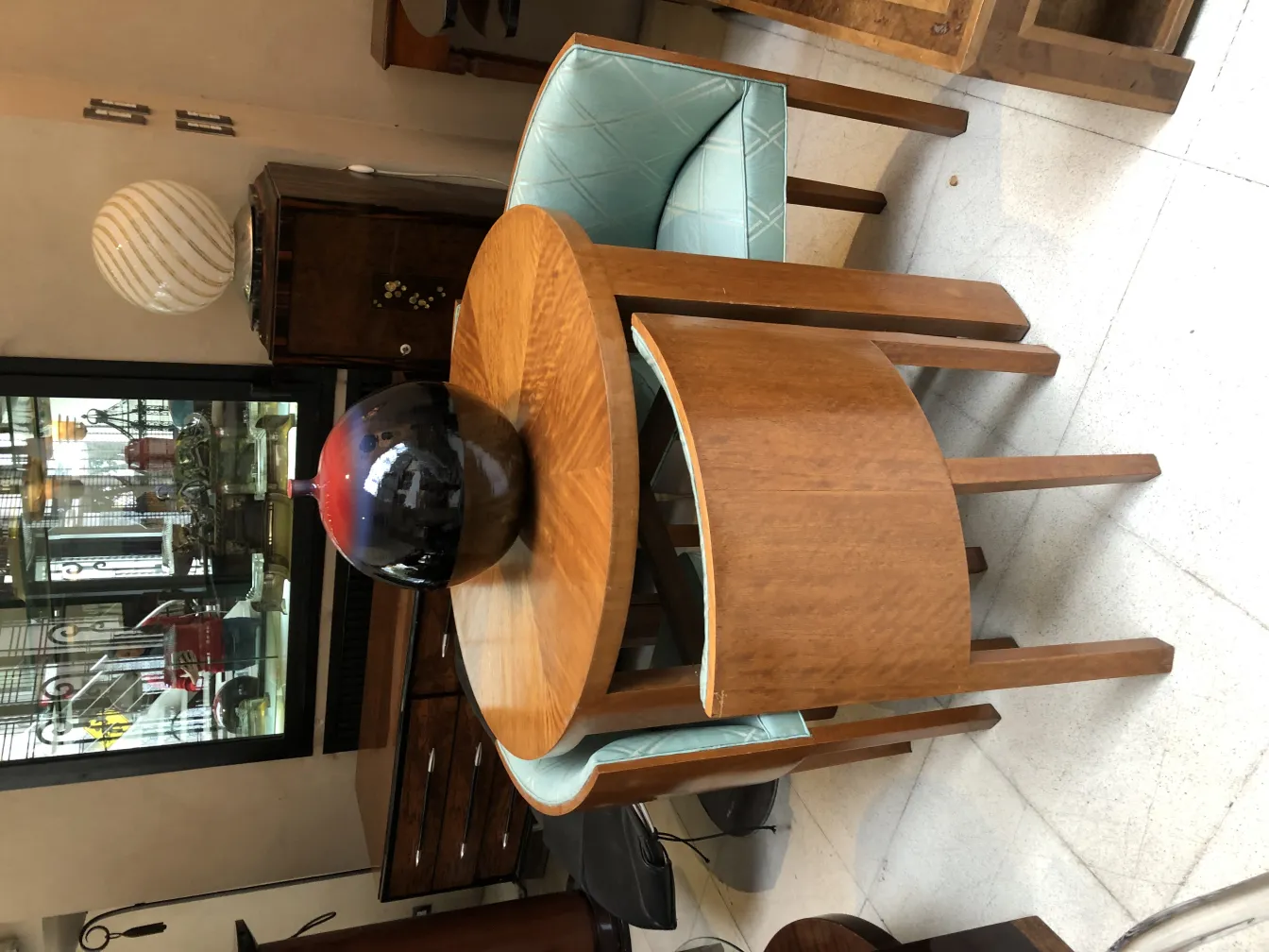 Sphère en céramique noire et rouge sur une table en bois dans un cadre décoratif