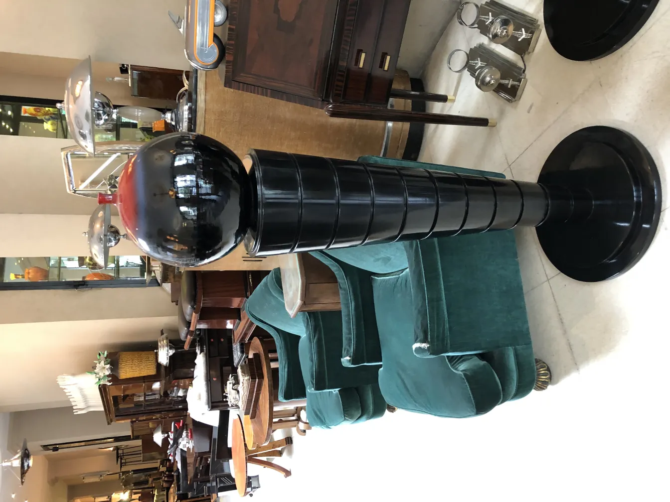 古い装飾的な陶器がエレガントな環境にある。