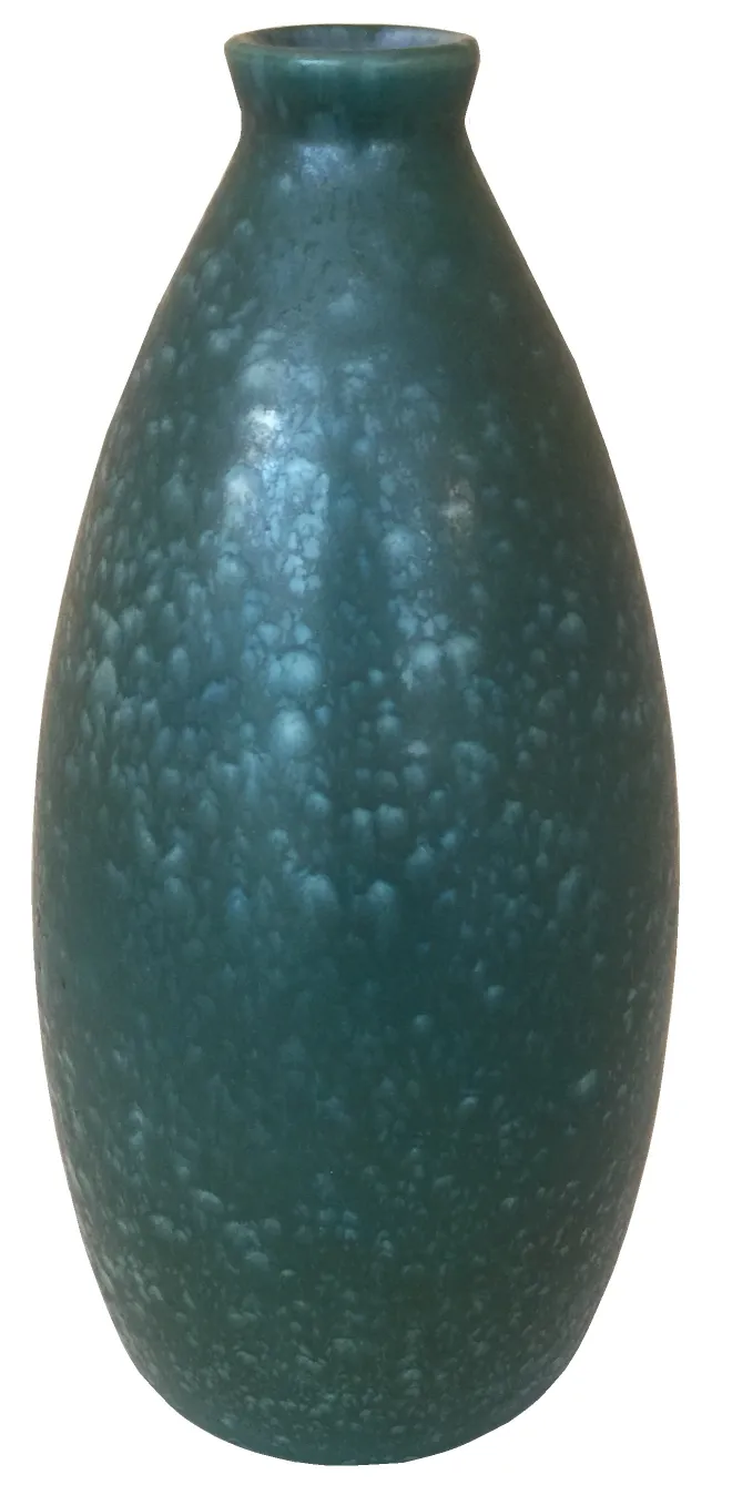 Vaso antico in ceramica di tonalità verde scuro con texture