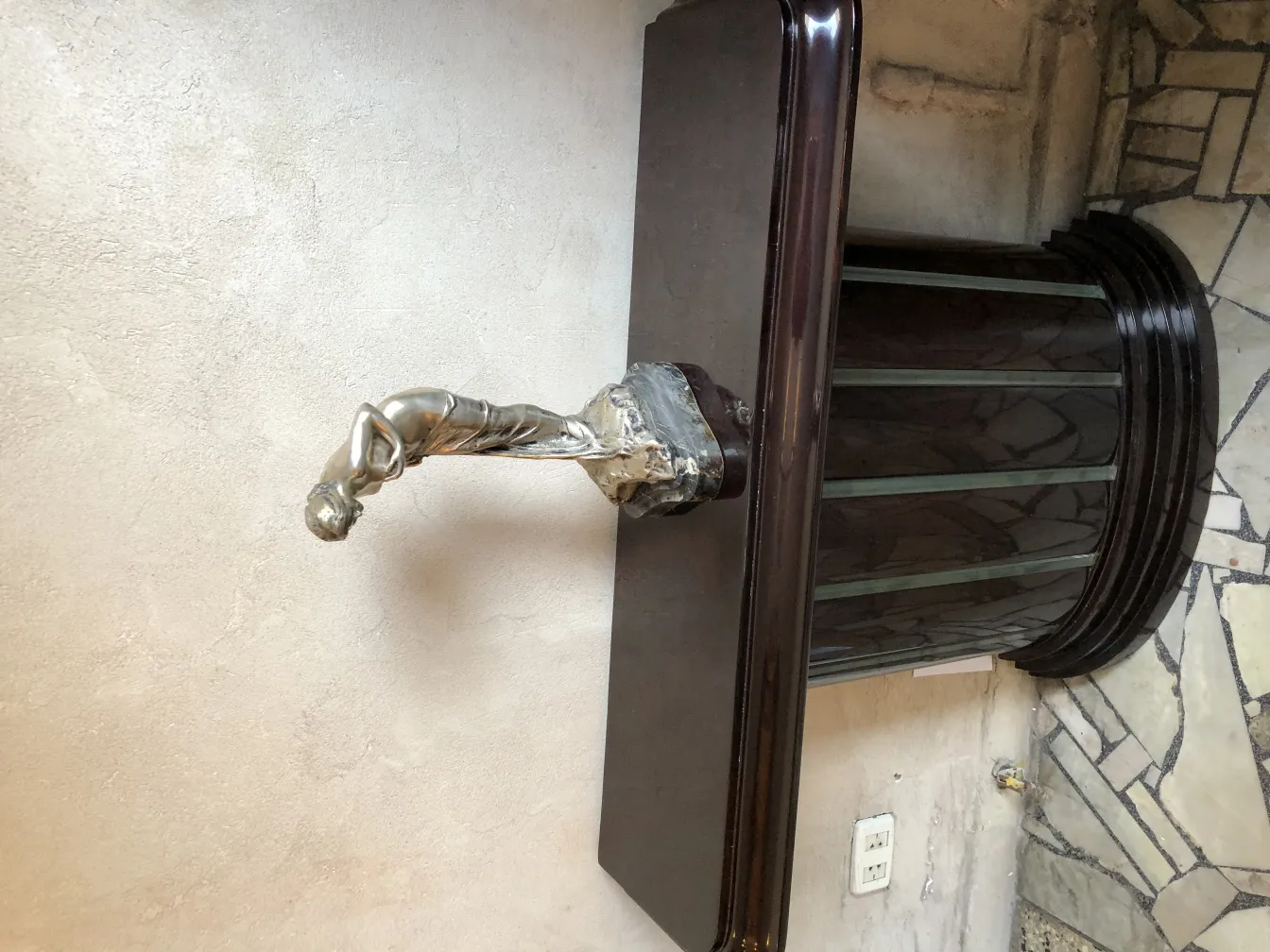 sculpture antique d'une figure humaine sur une base