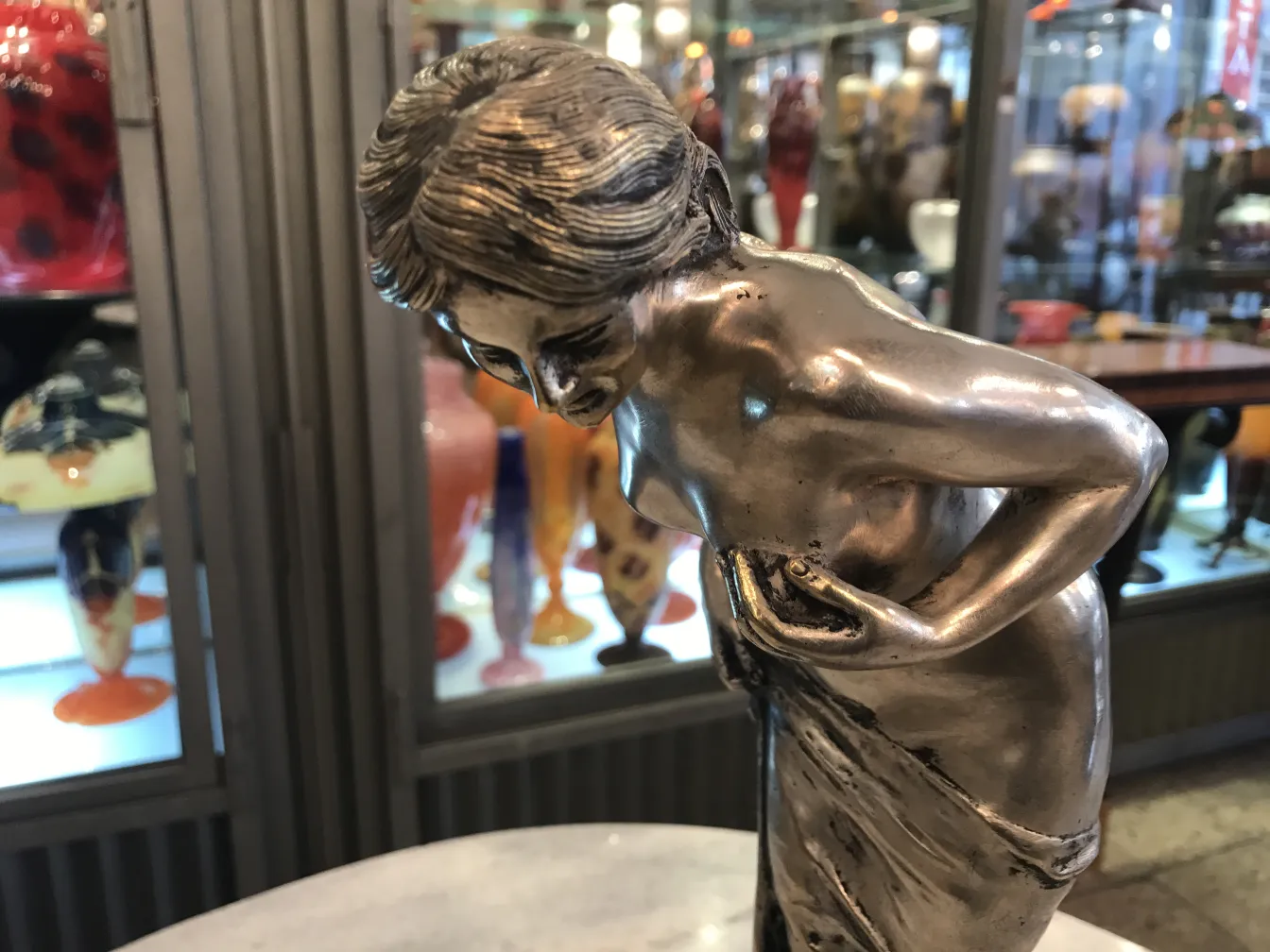 Escultura antigua de figura femenina en un entorno elegante