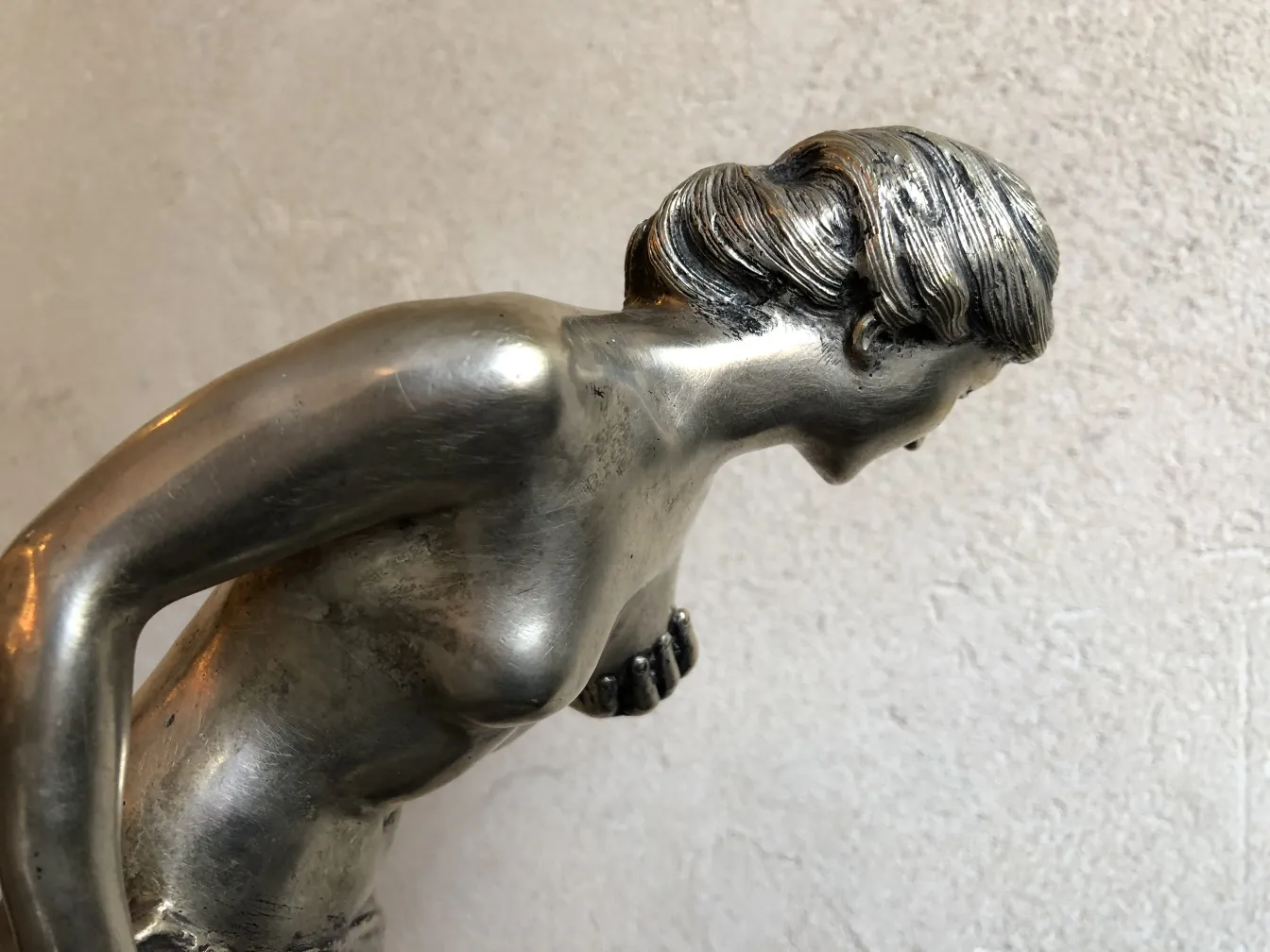 Scultura antica figura femminile, dettaglio dei capelli.