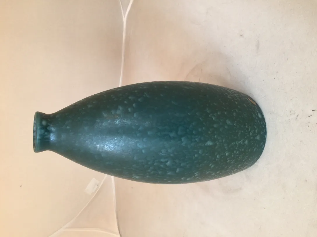 Jarrón antiguo de cerámica con textura verde