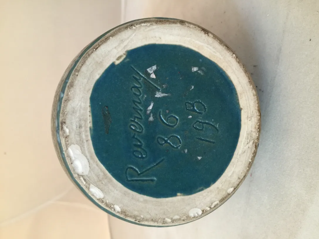 Antica ceramica di Revermont con base blu e firma.