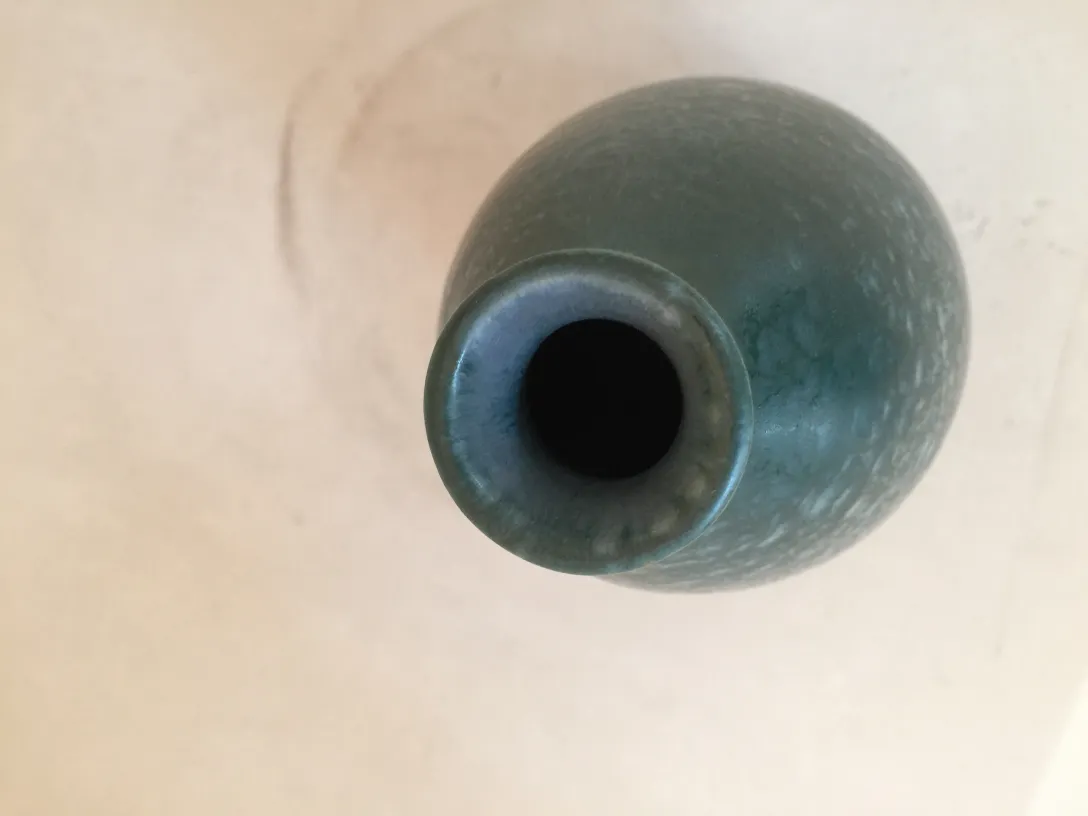 Vaso antico in ceramica verde con texture sottile