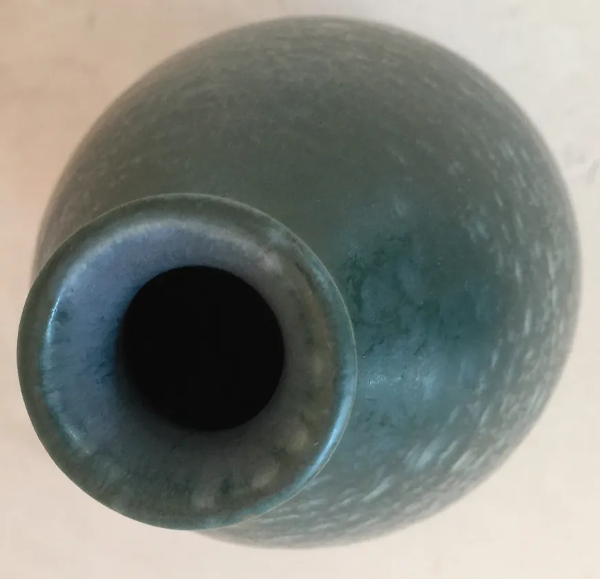 Vase en céramique ancienne de couleur verte émeraude.