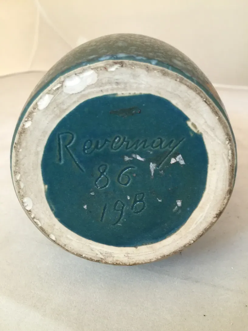 Ancienne céramique de Revernay avec signature en bas.