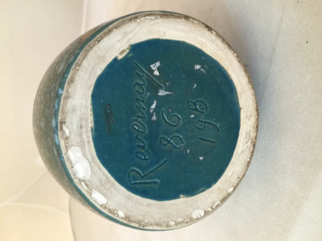 Céramique antique avec structure bleue, signature visible sur le fond.