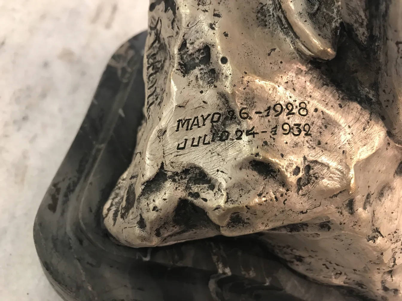 scultura antica con dettagli elaborati e segni