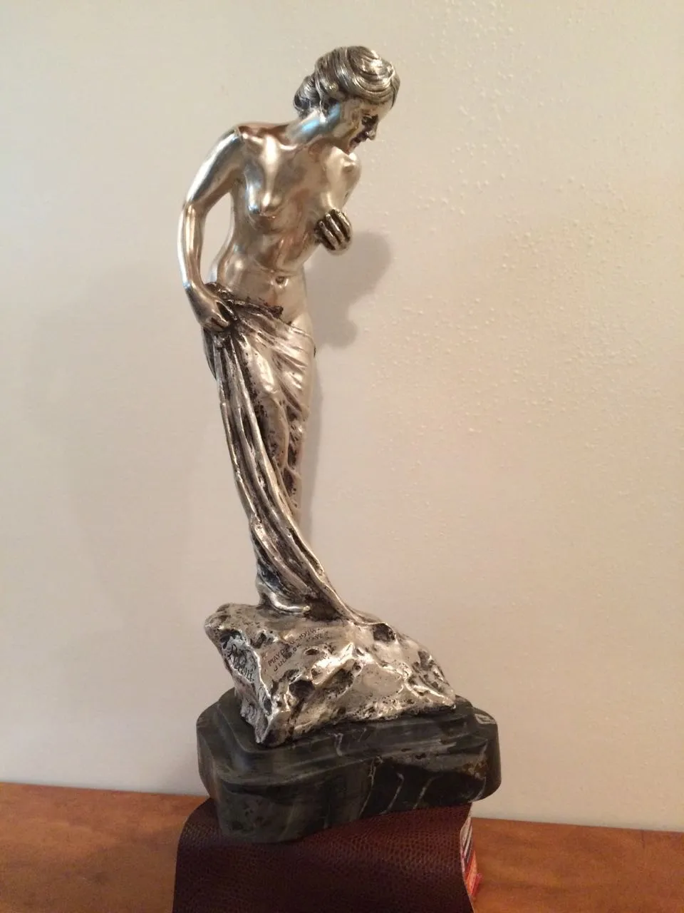 alte Skulptur einer weiblichen Figur mit detailliertem Gewand