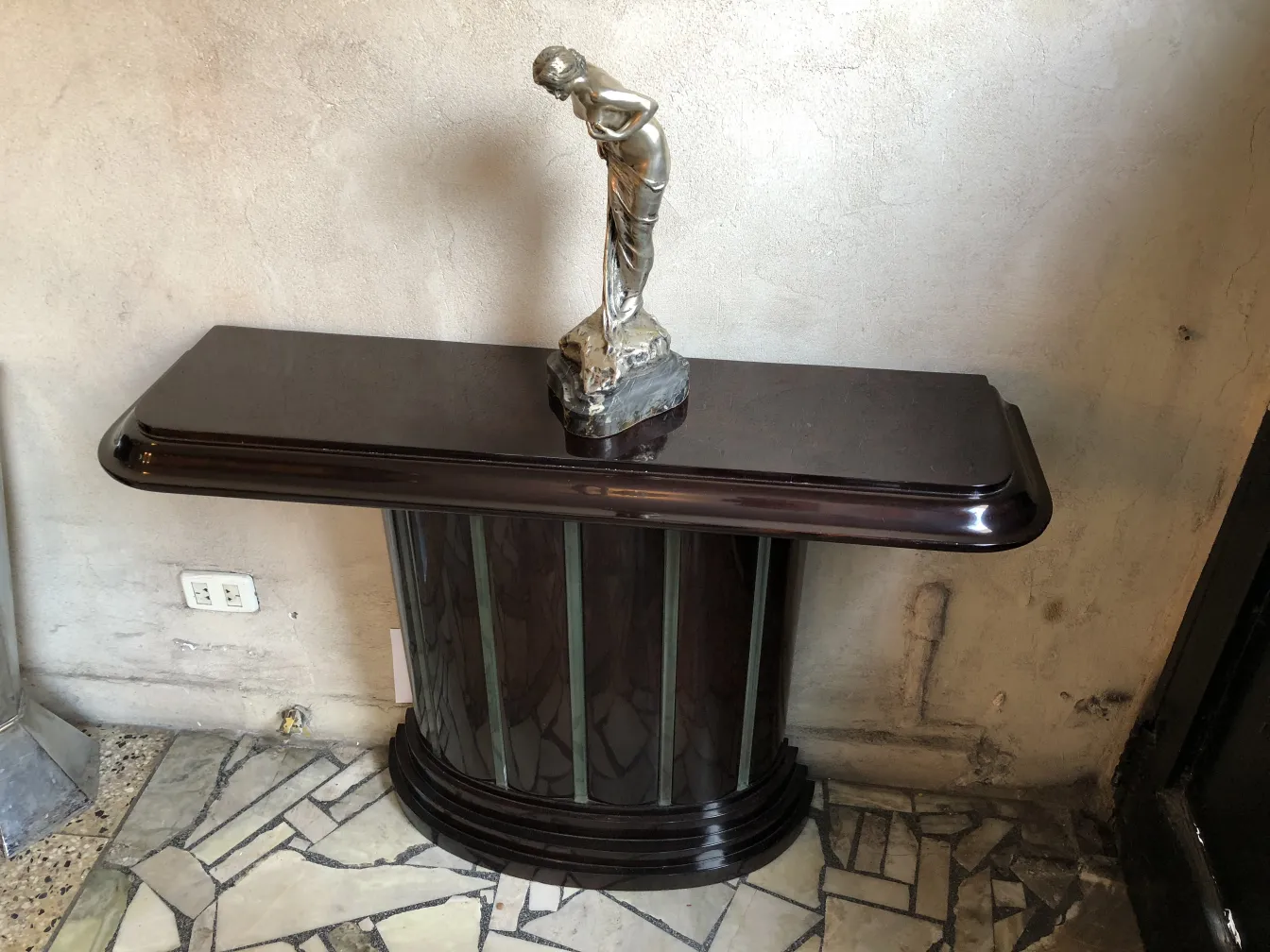 escultura antigua de figura femenina en una base elegante