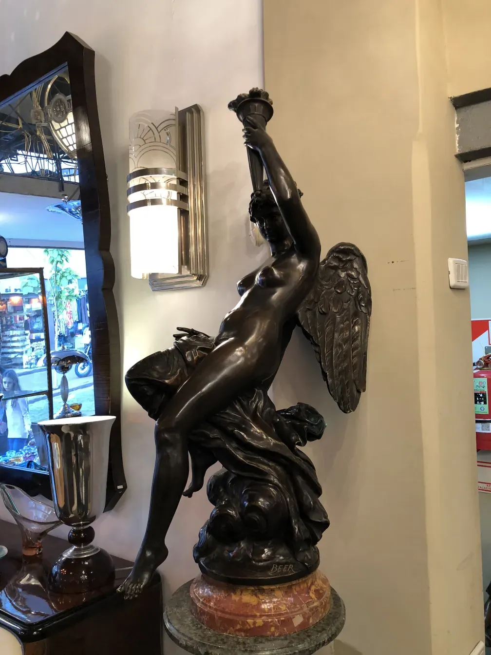 古董雕塑展示女性形象和翅膀，比尔。