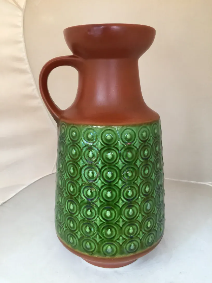 Jarrou antigo de cerâmica decorativa verde com padrões circulares