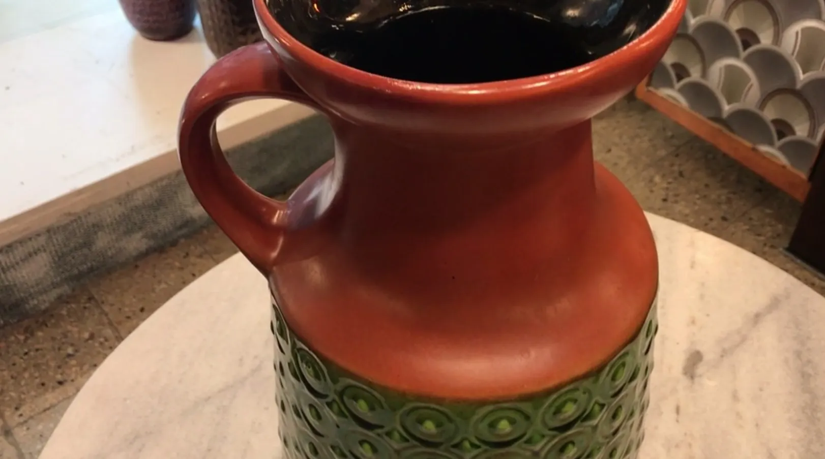 マルチカラーのデザインとラウンドパターンの古い陶器のジャグ