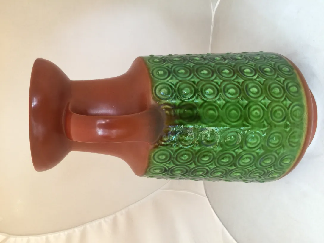 Vase en céramique ancienne avec motif vert et marron