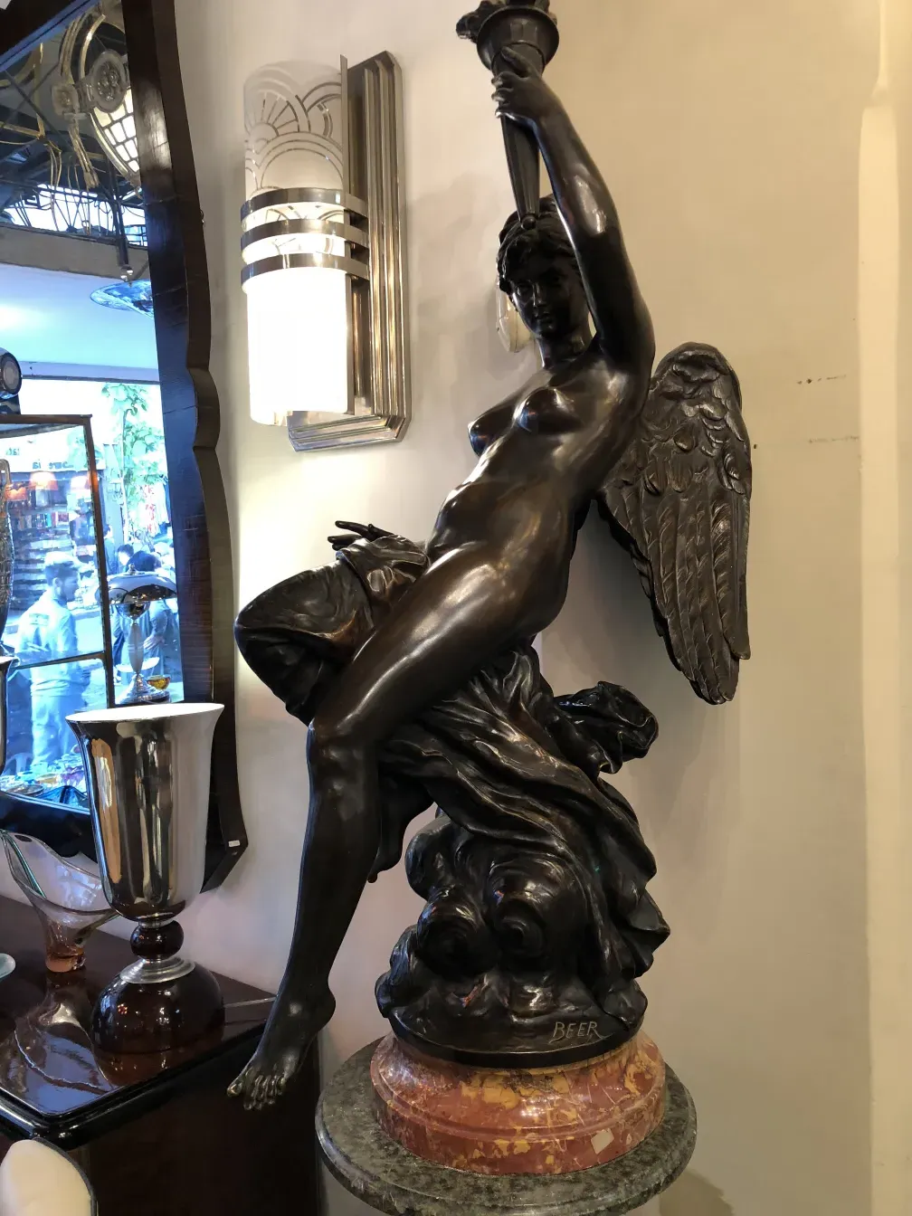 sculpture ancienne représentant une figure féminine ailée