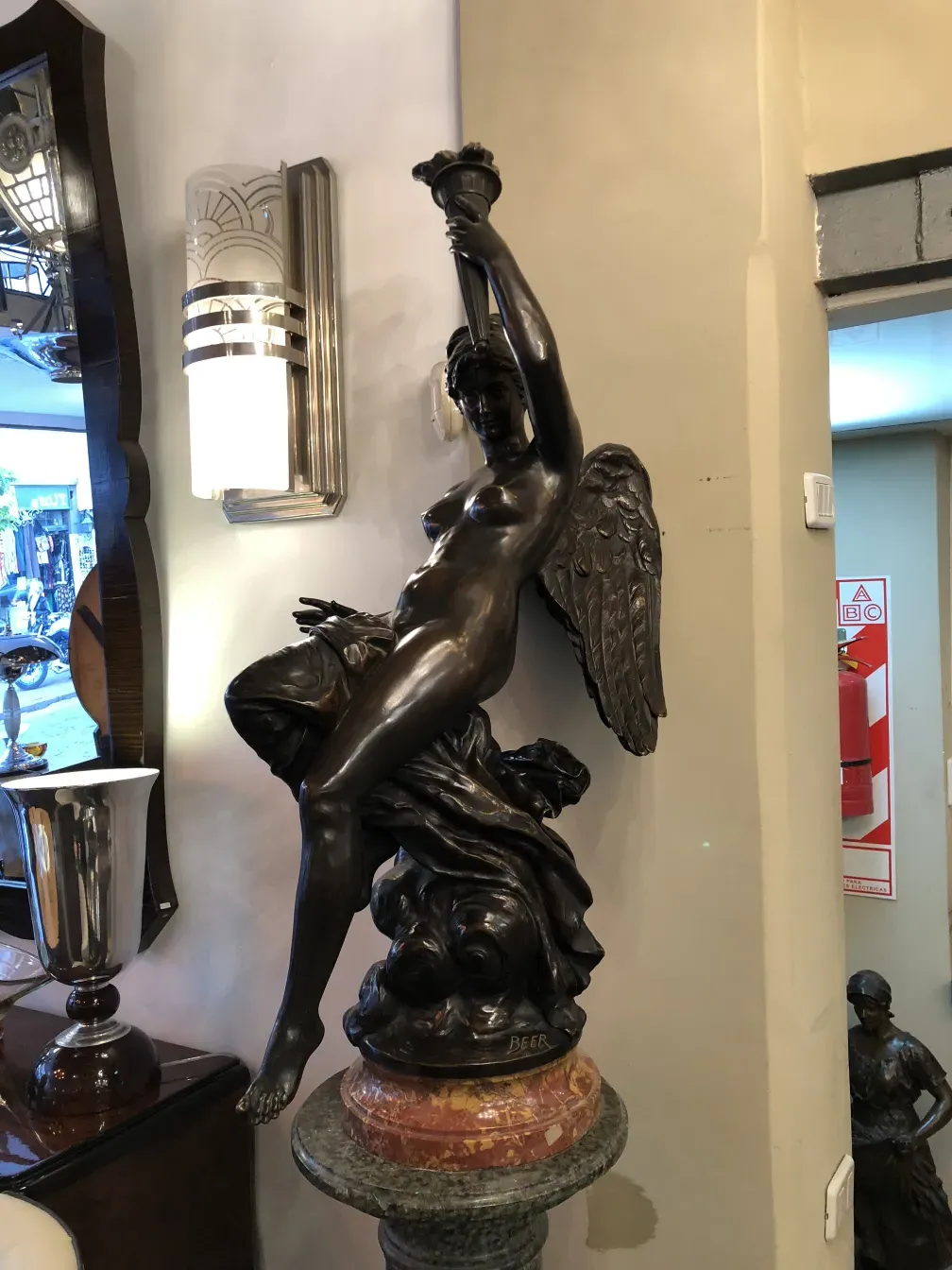 sculpture ancienne avec une figure féminine et des ailes