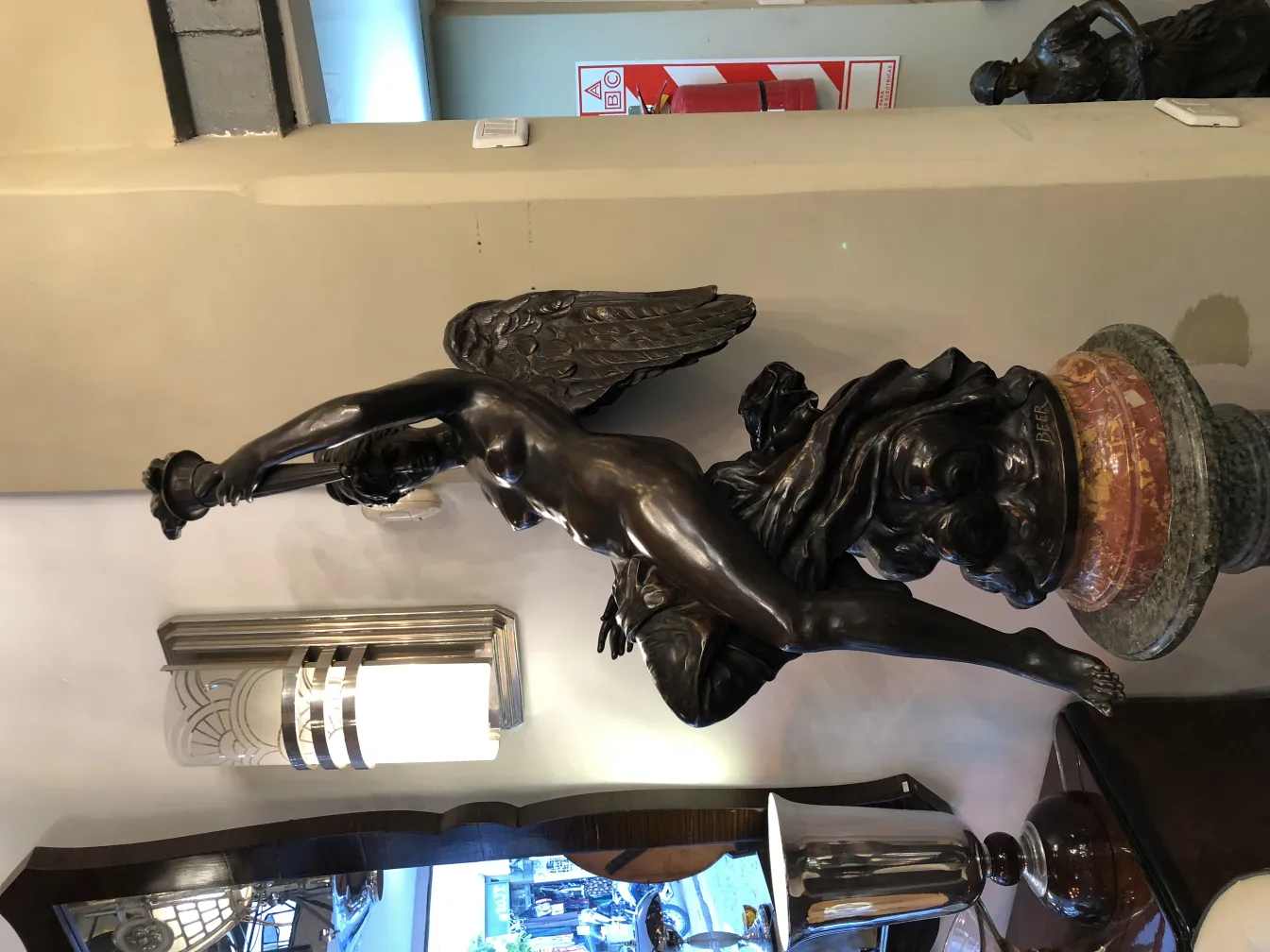 scultura antica di figura mitologica con dettagli accurati e base decorativa