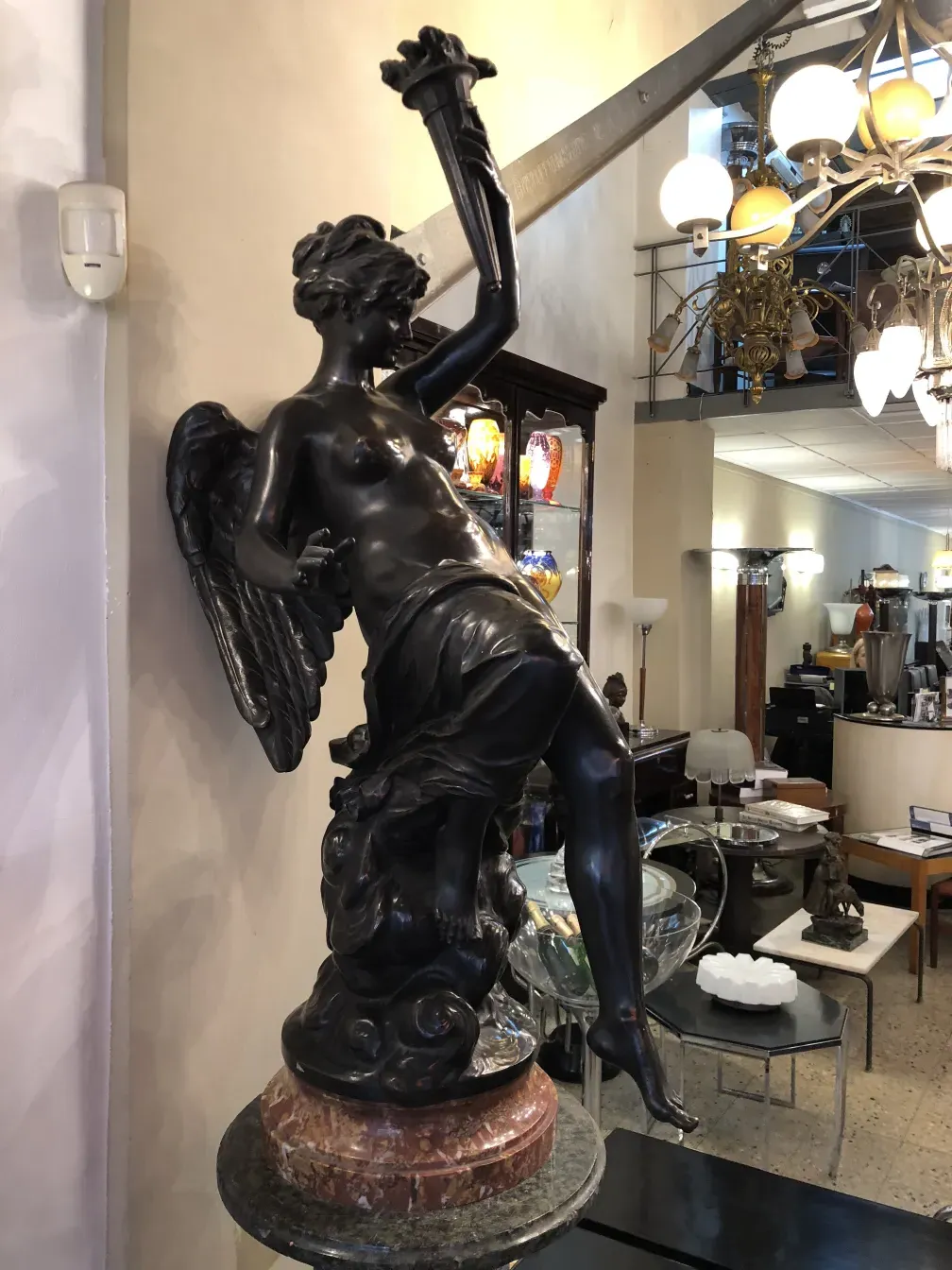 sculpture antique représentant une figure féminine avec des ailes