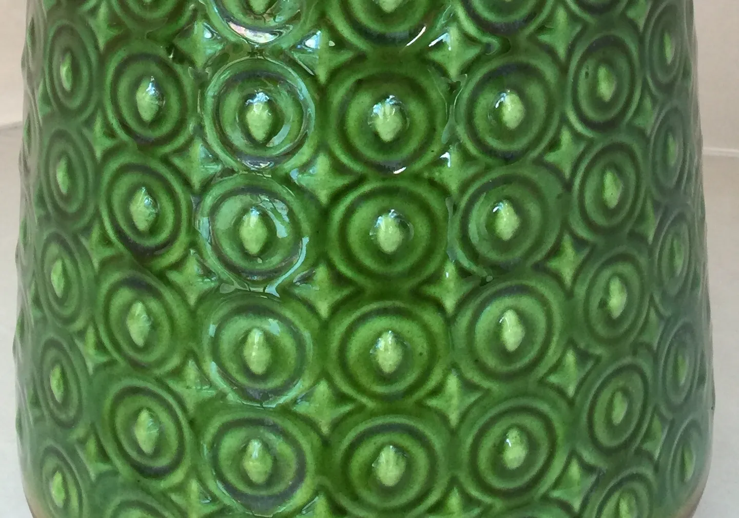 céramique verte ancienne décorative avec motifs circulaires