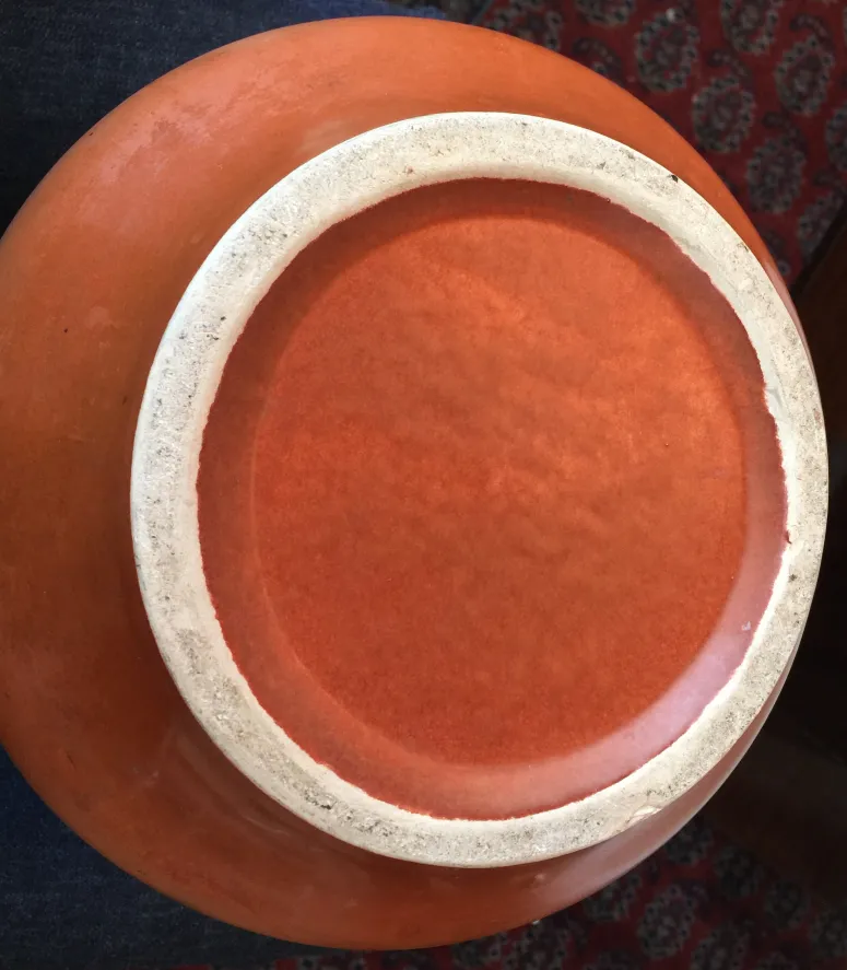 Obenansicht einer antiken Keramik in warmen und sanften Tönen.