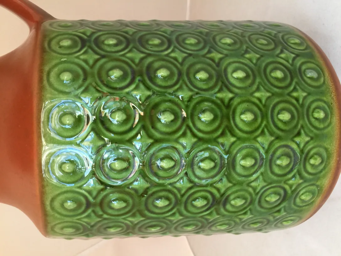 古代の円形模様を持った緑の陶器の水差し、エレガントなテクスチャーデザイン、装飾に最適。