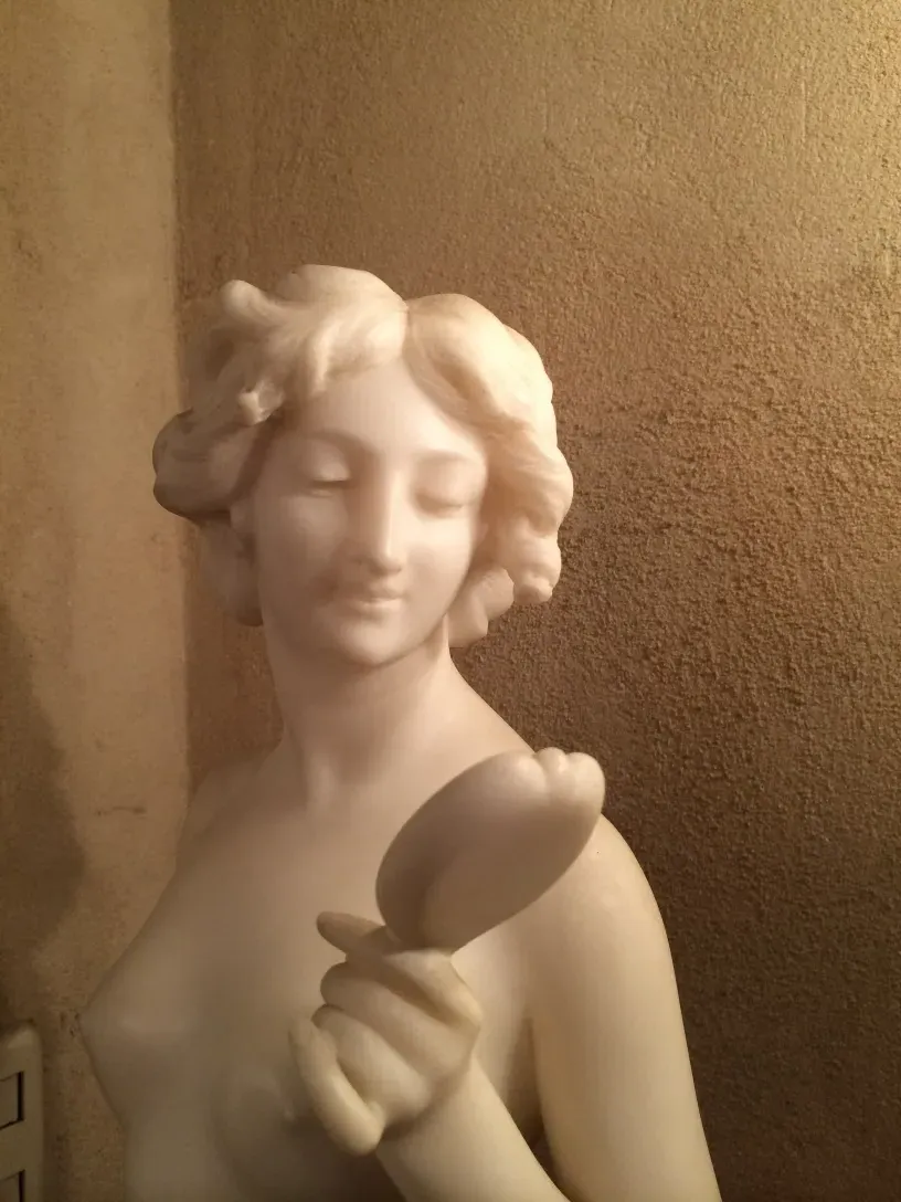 alte skulptur einer frau mit einem spiegel in galleria lapini florenz