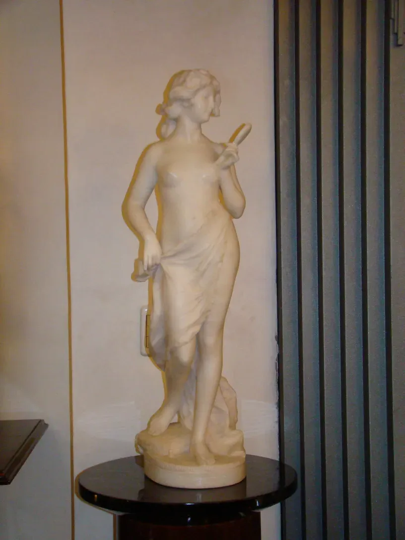 древняя скульптура женской фигуры с тонкими деталями в Galleria Lapini Florenz