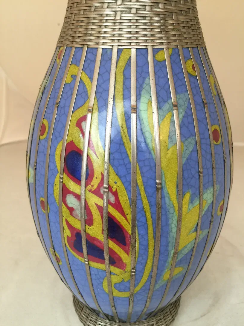 Antike dekorative Keramikvase in Blau mit bunten Mustern.
