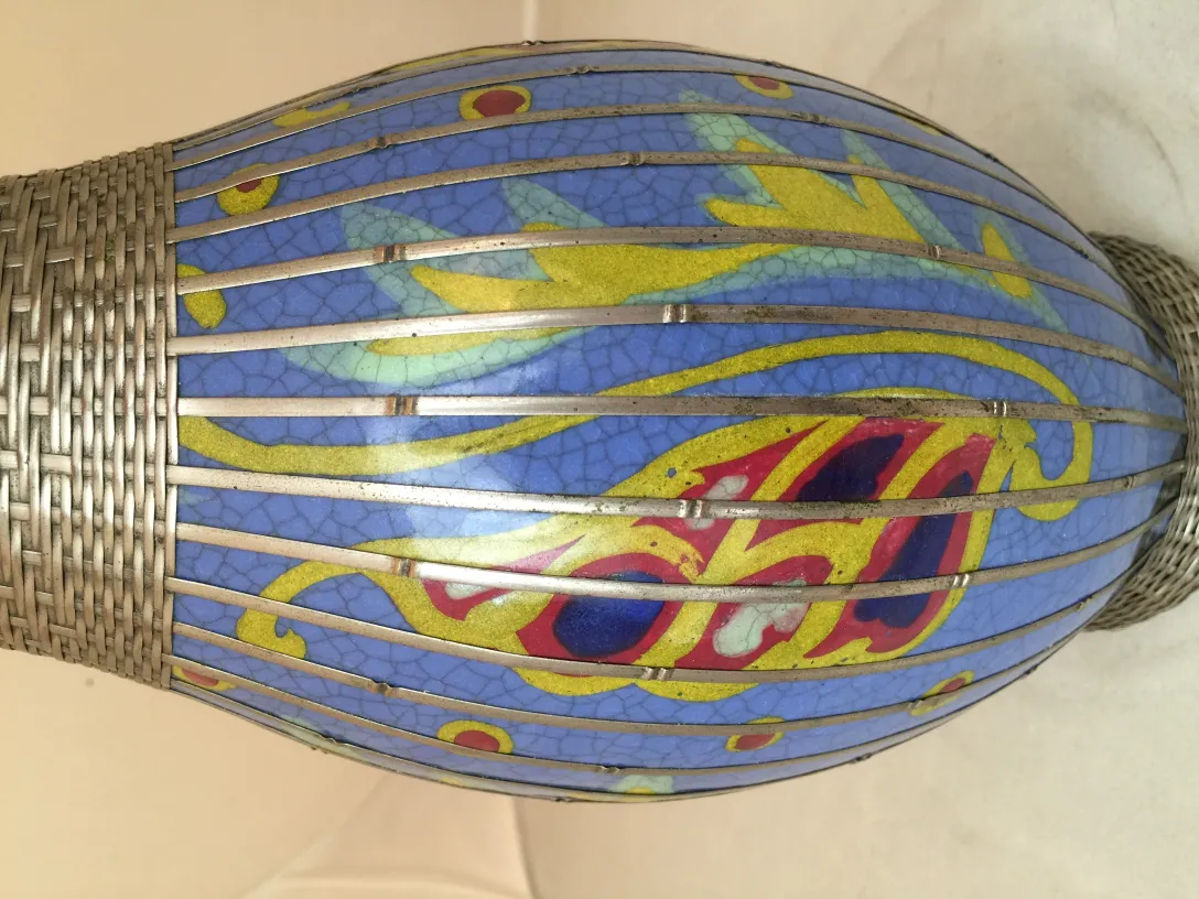 Vaso di ceramica antica con design colorato e vivace