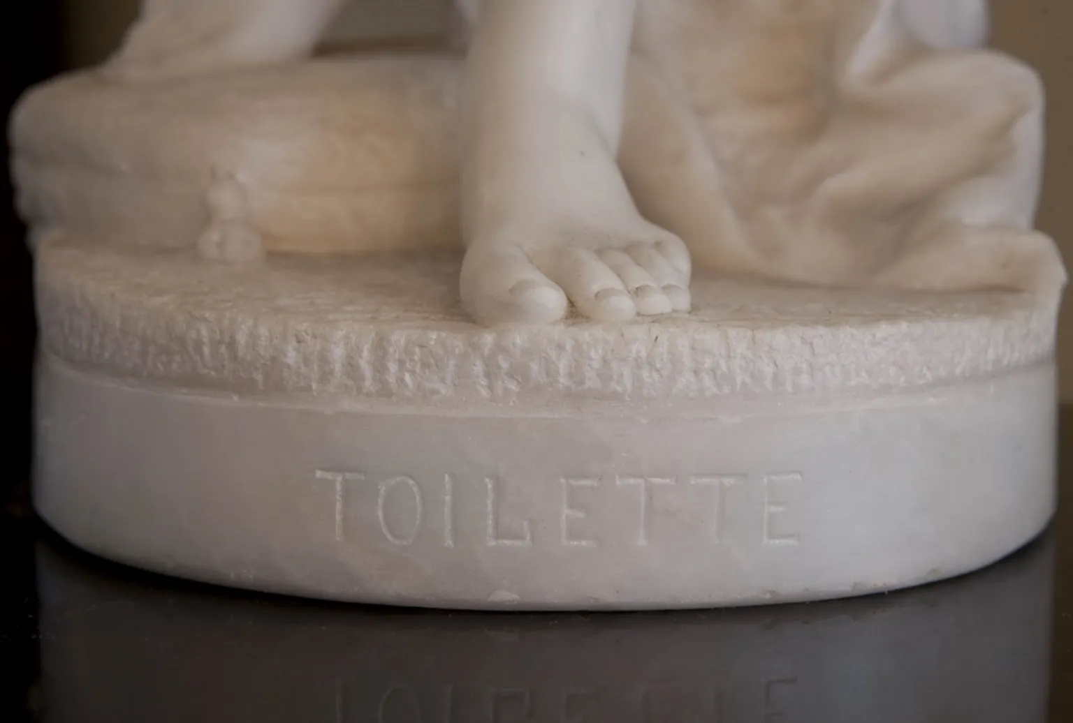 古董雕塑，有脚部细节和底座。Galleria Lapini Florenz.