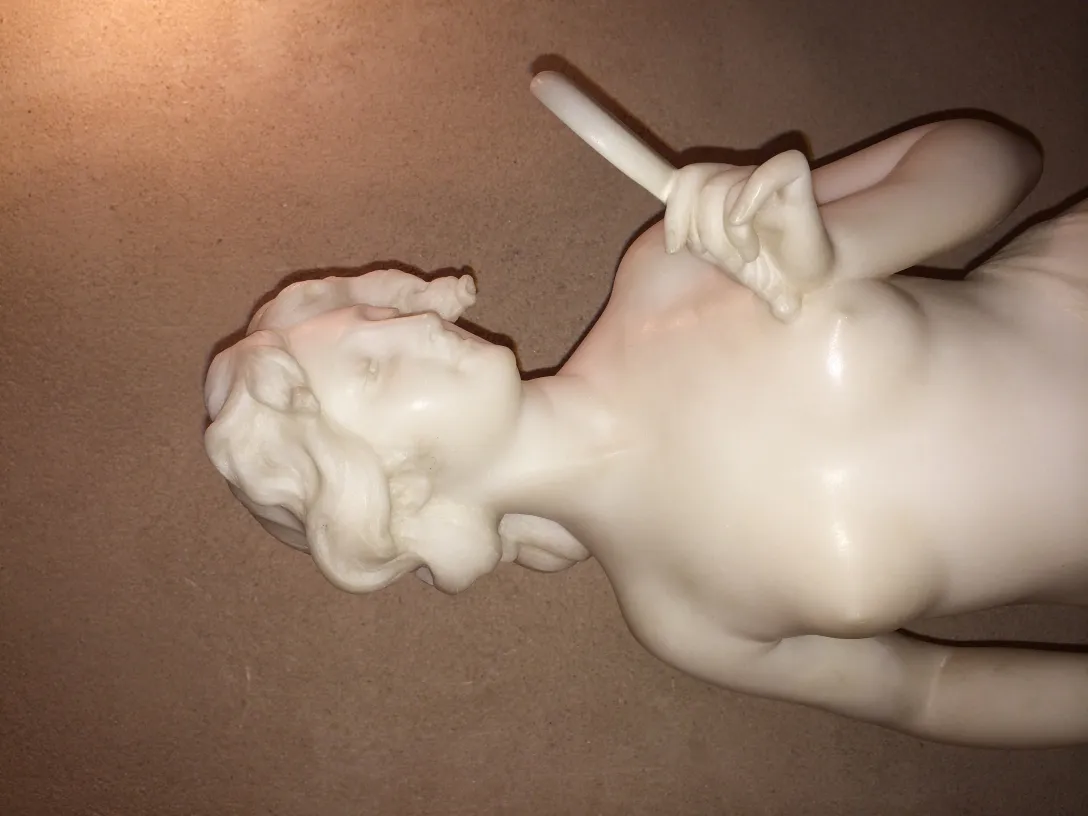 scultura antica di figura femminile con dettagli morbidi