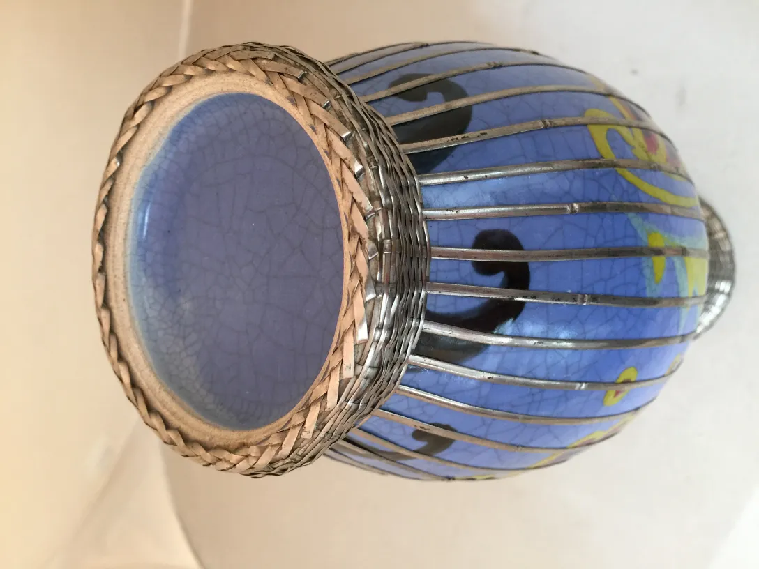 vase ancien en céramique avec motif coloré, décoratif