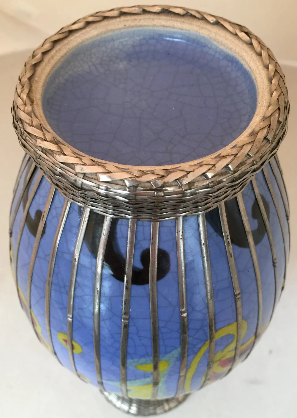 Antiquité en céramique Awaji Minpei, décorée en bleu et jaune, avec des détails en métal.