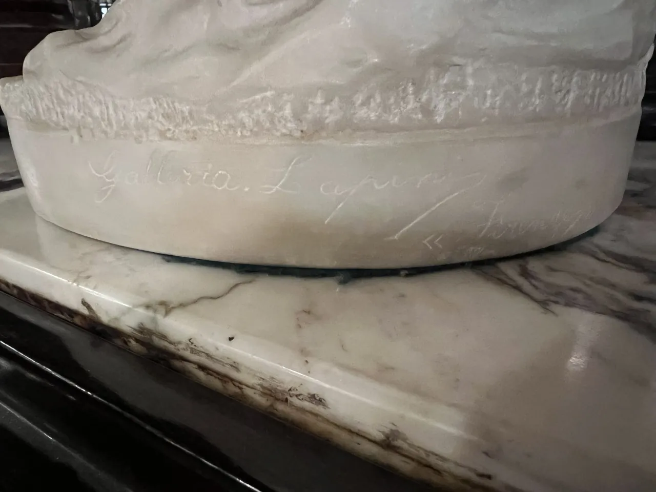 ベースに署名のある古代手工彫刻。