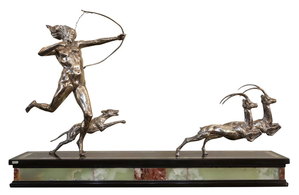 escultura antiquaria en movimiento con cazador y ciervos